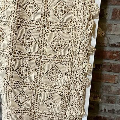 Beautiful Off White Crochet Bedspread ~ Excellent