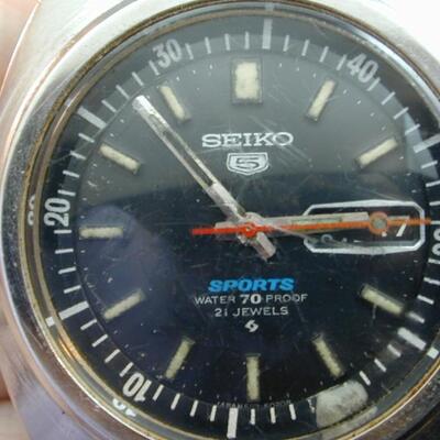 Vintage Men's Automatic Seiko 5 Sports Watch