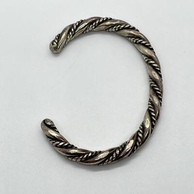 LOT 81: Navajo Sterling Silver Twisted Cuff Bracelet - 35.4 grams total weight