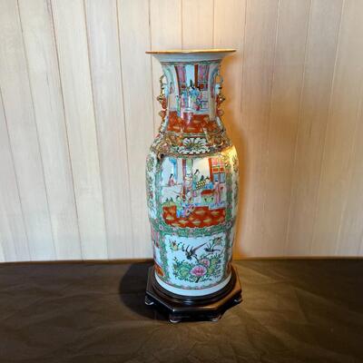 Gorgeous Antique 19th Century Chinese Hand Painted Medallion Porcelain Vase