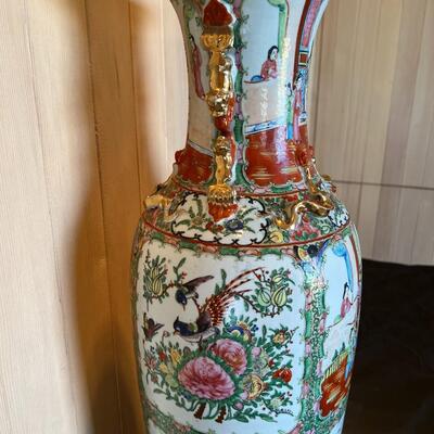 Gorgeous Antique 19th Century Chinese Hand Painted Medallion Porcelain Vase