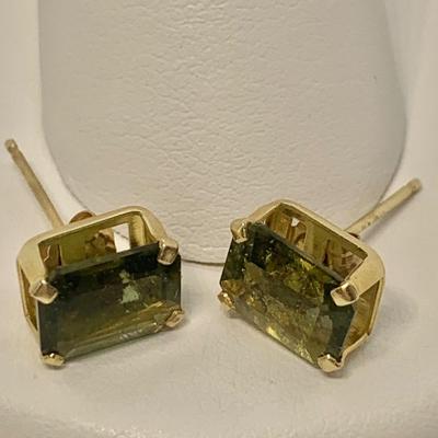 LOT 7: 14k 1.0g Peridot Emerald Cut Pierced Earrings