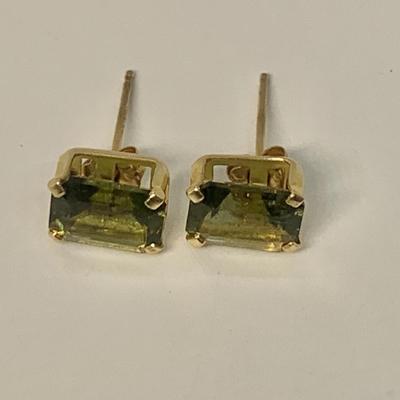 LOT 7: 14k 1.0g Peridot Emerald Cut Pierced Earrings