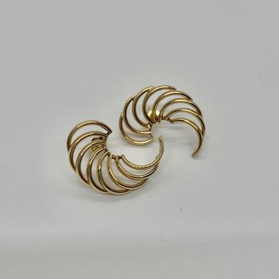 LOT 19: 14k, 2.3g Feather Swirl Pierced Earrings