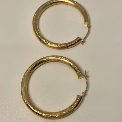 LOT 30: 14k 2g Yellow Gold Etched Hoops