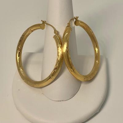 LOT 30: 14k 2g Yellow Gold Etched Hoops