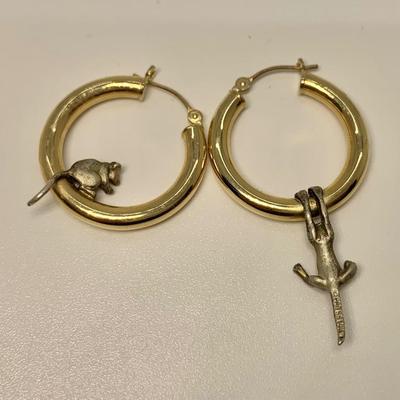 LOT 53:  14k PRD SS 2.7g TW Cat & Mouse Hoop Pierced Earrings