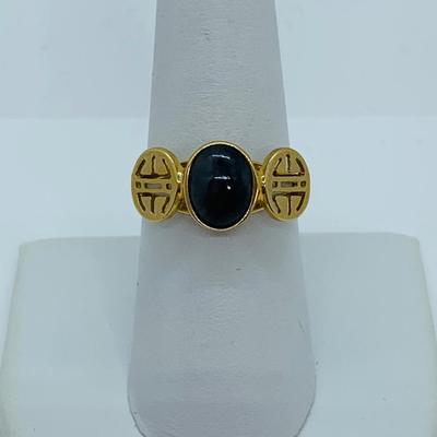 LOT 83: Grey Jade & 14K Gold Ring - Size 8 - 2.96 gtw