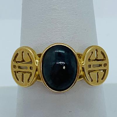 LOT 83: Grey Jade & 14K Gold Ring - Size 8 - 2.96 gtw