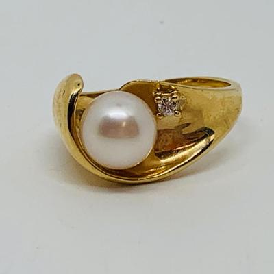 LOT 91: Cultured Pearl w/ Diamond Chips 14K Gold Size 6 Ring - 5.6 gtw