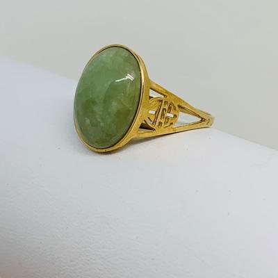 LOT 111: Large Jade 14K Gold Ring - Size 8 - 4.63 gtw