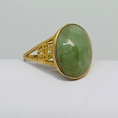 LOT 111: Large Jade 14K Gold Ring - Size 8 - 4.63 gtw