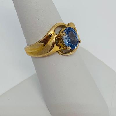 LOT 116: 4.35g tw 14K yellow gold Sapphire Ring- Size 7
