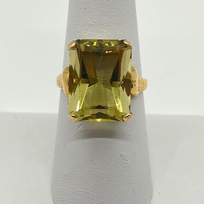 LOT 140: Peridot & 10K Gold Size 7 Ring - 5.87 gtw