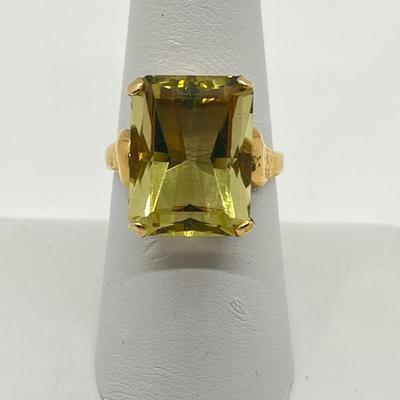 LOT 140: Peridot & 10K Gold Size 7 Ring - 5.87 gtw