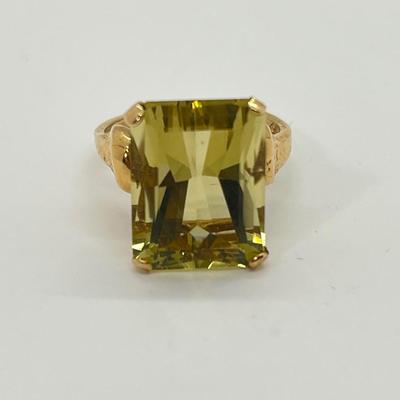 LOT 140: Peridot & 10K Gold Size 7 Ring - 5.87 gtw