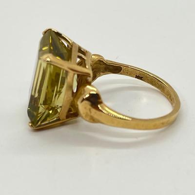 LOT 140: Peridot & 10K Gold Size 7 Ring - 5.87 gtw