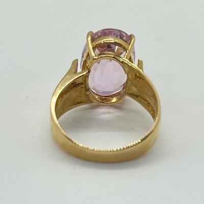 LOT 144: Large Pink/Purple Sapphire 14K Gold Ring - Size 7 - 5.8 gtw