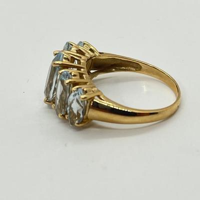 LOT 146: Aquamarine & 10K Gold Size 8 Ring - 3.8 gtw