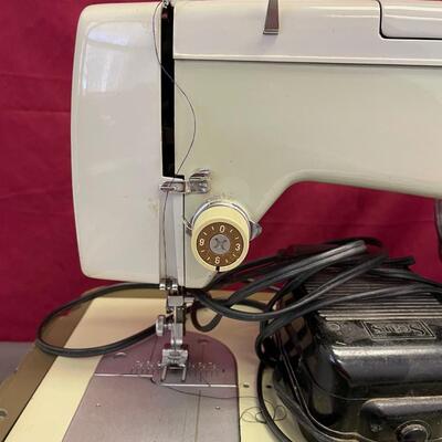 Kenmore sewing machine/case/buttonhole