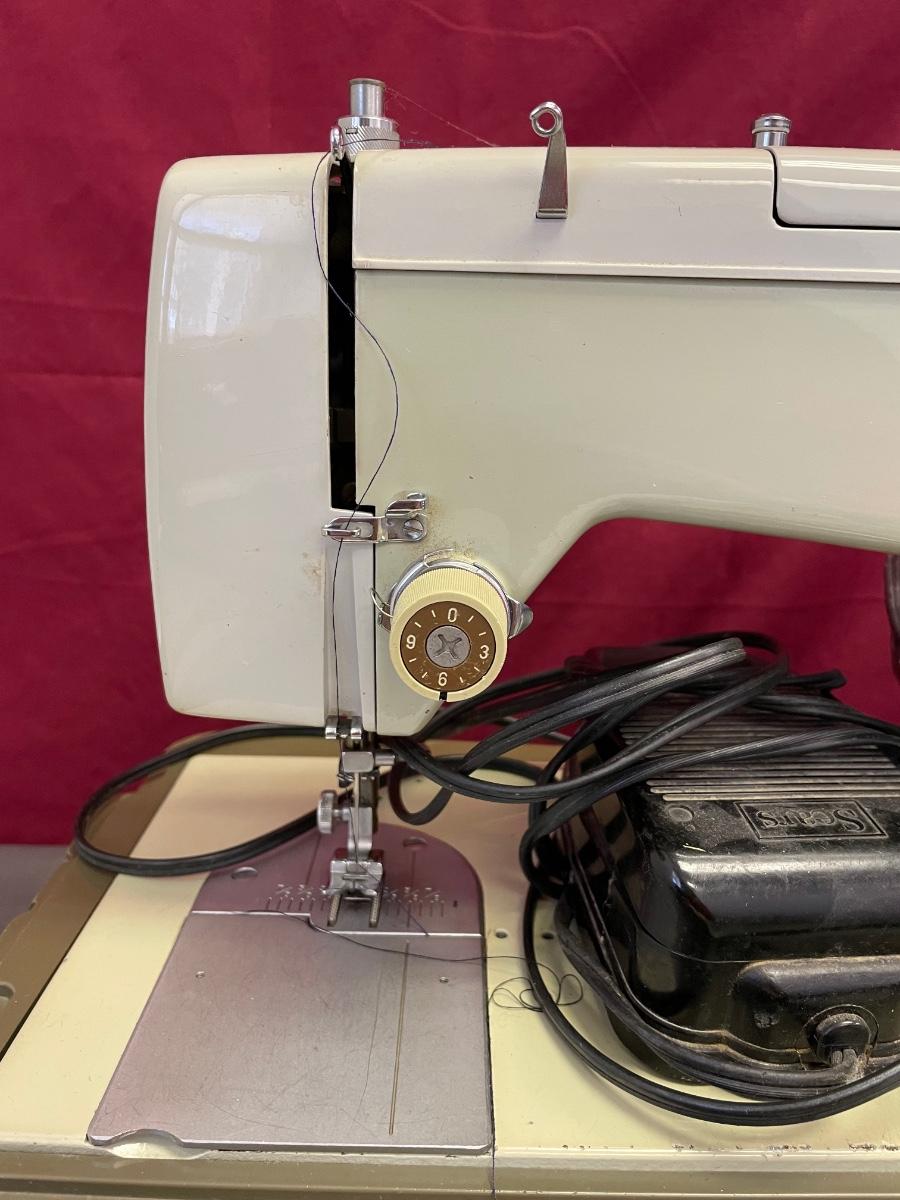 Kenmore sewing machine/case/buttonhole | EstateSales.org