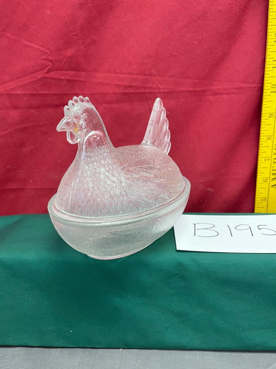 Glass nesting chicken