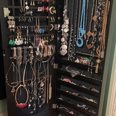 Jewelry stand full of jewelry