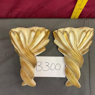 Pair of wall flowers