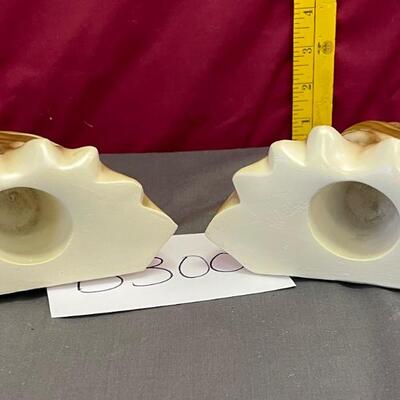 Pair of wall flowers