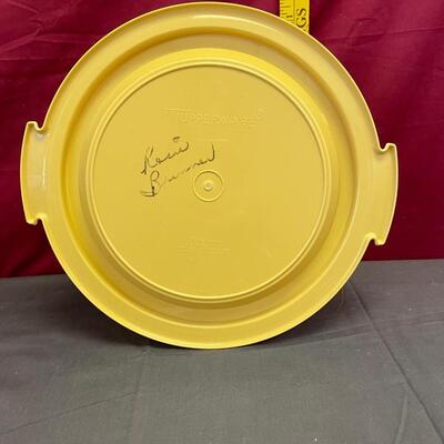 Tupperware cake container