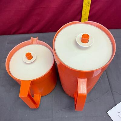 2 Tupperware pitchers
