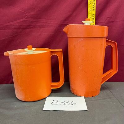 2 Tupperware pitchers