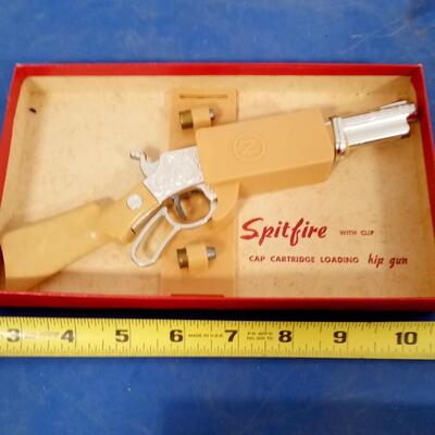 LOT 72  OLD SPITFIRE CAP GUN WITH HOLSTER AND BOX