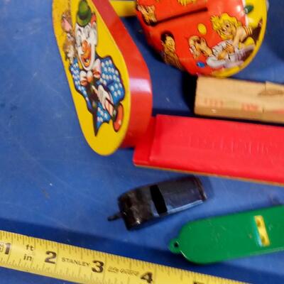 LOT 76  LOT OF OLD TOY NOISE MAKERS