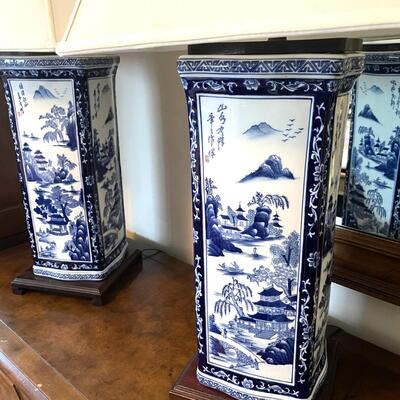LOT 47   PAIR VINTAGE BLUE & WHITE CHINESE PORCELAIN TABLE LAMPS
