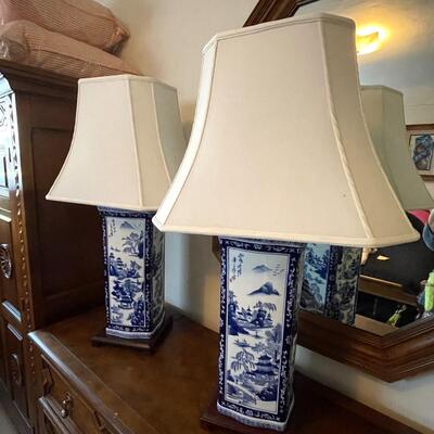 LOT 47   PAIR VINTAGE BLUE & WHITE CHINESE PORCELAIN TABLE LAMPS
