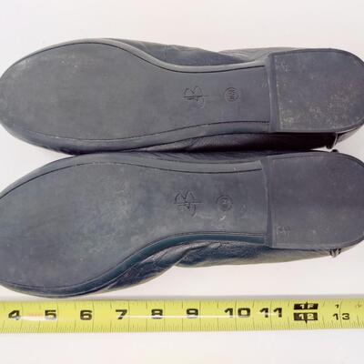 B MAKOWSKY WOMEN'S BLACK FLATS SIZE 10 M