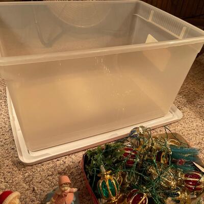 D8-Misc Christmas Decor with Clear tote with lid