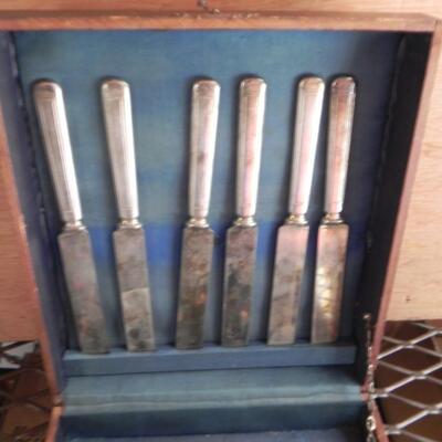 EATING UTENSILS IN WOODEN STORAGE BOX