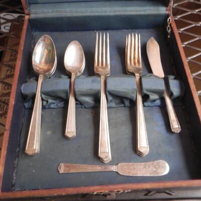 EATING UTENSILS IN WOODEN STORAGE BOX