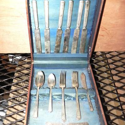 EATING UTENSILS IN WOODEN STORAGE BOX