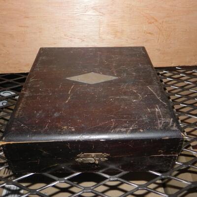 EATING UTENSILS IN WOODEN STORAGE BOX