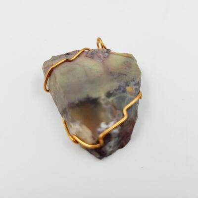BEAUTIFUL WIRE WRAPPED STONE PENDANT