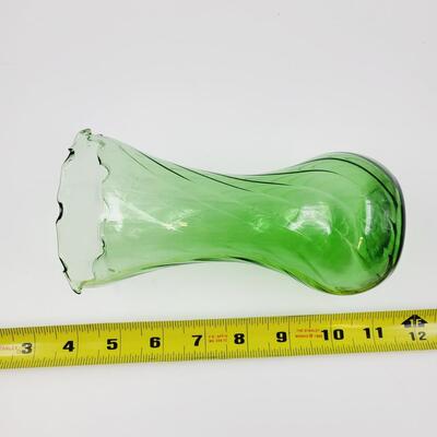 BEAUTIFUL VINTAGE TWISTED GREEN GLASS VASE
