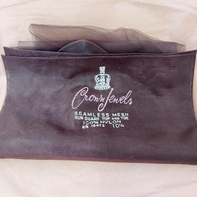 VINTAGE CROWN JEWELS NYLON SEAMLESS MESH RUN GUARD STOCKINGS SZ 10.5-2 PAIRS