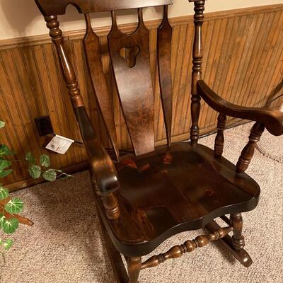 D18â€“Solid Rocking Chair and Throw