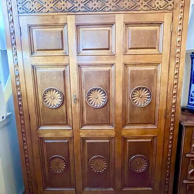 LOT 61  VINTAGE BAKER FURNITURE MASSIVE ARMOIRE WARDROBE JACOBEAN STYLE