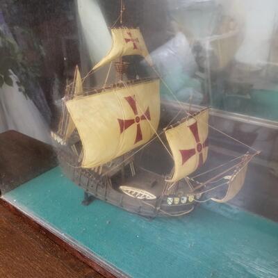 SANTA MARIA ENCLOSED MODEL SHIP
