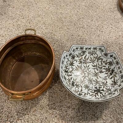 1 Asian bowl and oval copper pot with handles