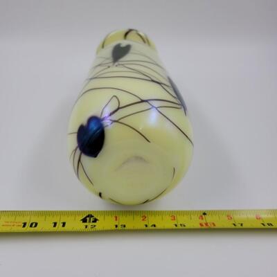 VINTAGE 1975 FENTON ROBERT BARBER COLLECTION DAVE FETTY SIGNED CUSTARD URANIUM HANGING HEARTS PILLAR VASE 112/600